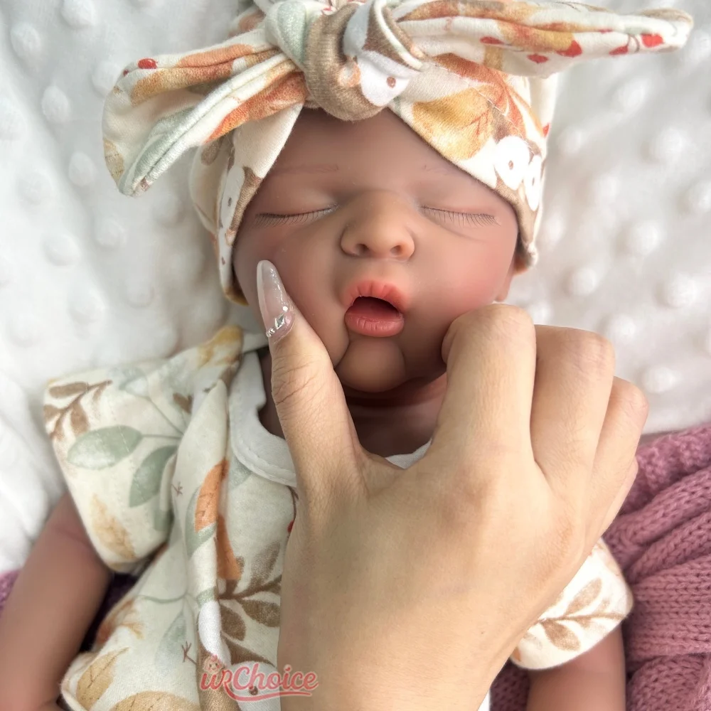 20-calowa lalka reborn z otwartymi ustami, ciemną skórą, realistyczna, ruchoma, silikonowa, ręcznie robiona, obciążona, elastyczna lalka do sesji zdjęciowych w studio.
