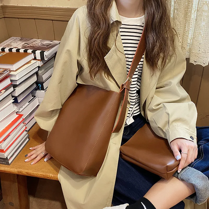 

Large Capacity Bucket Bag Spring and Autumn Retro 2025 New Chic Simple Crossbody Bag Women's Korean Version Casual Shoulder Bag