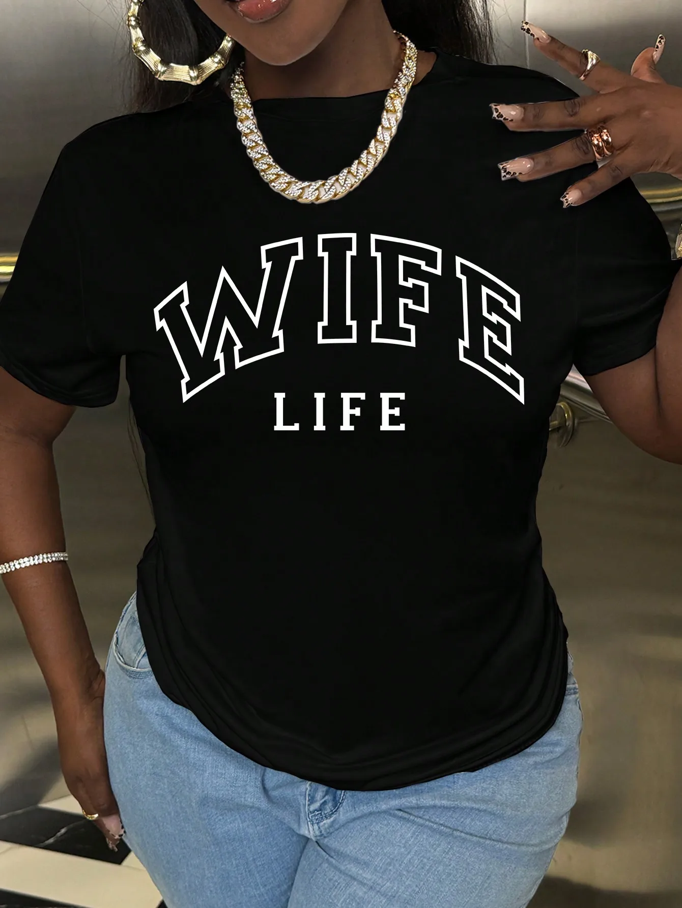 

Женская черная футболка с круглым вырезом и короткими рукавами, с графическим принтом и крупным буквенным принтом