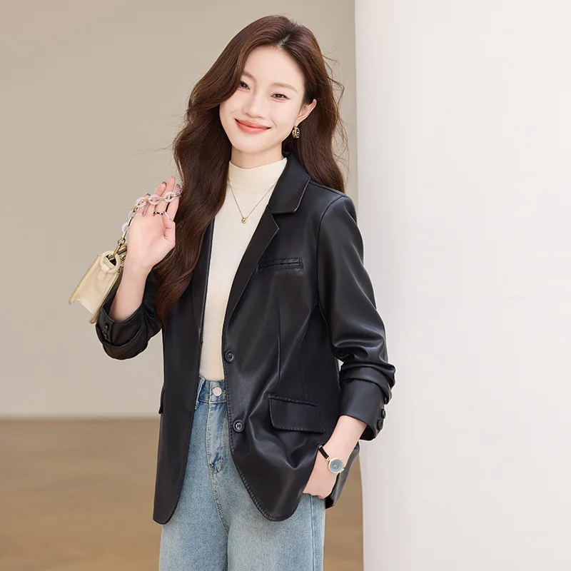 سترة طويلة من الجلد عالي الجودة للنساء بياقة مدببة سترة واحدة الصدر لخريف وشتاء 2025 ملابس مكتبية باللون الأسود والبني