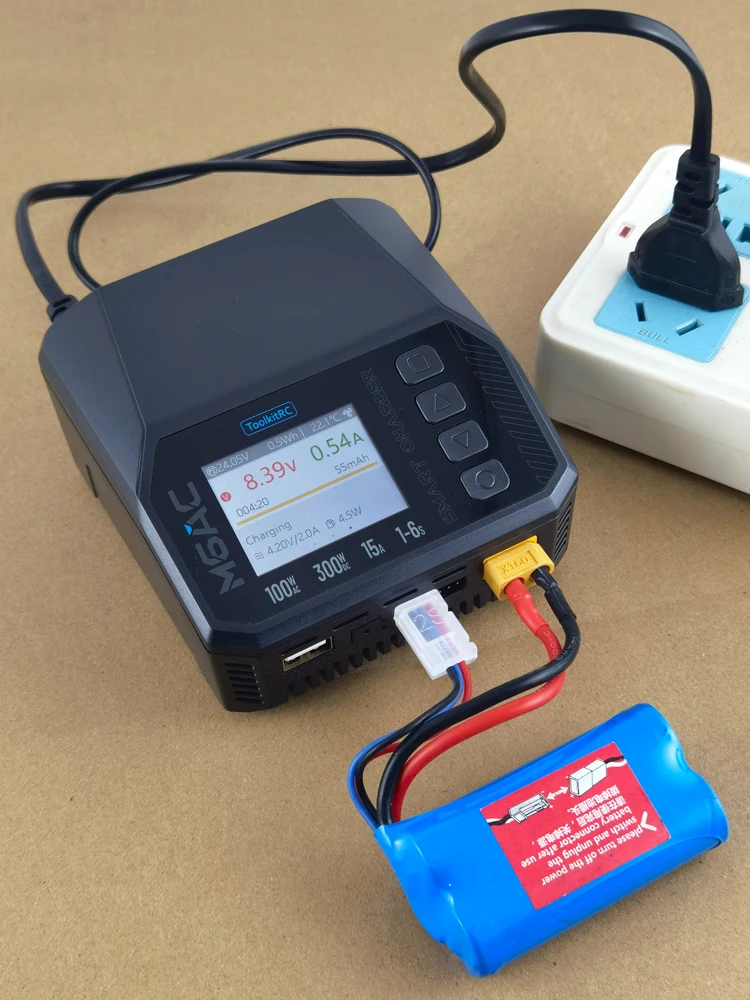 ToolkitRC M6AC Ladegerät Entladegerät AC120W DC300W MAX30A Geeignet für 1-6S Akku-Balancierung FPV Modellfahrzeug und Ersatzteile für Schiffe