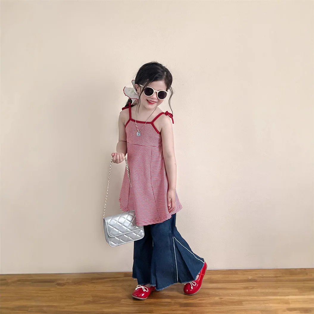 بدلة بناتي لصيف 2025 ملابس أطفال جديدة للفتيات الصغيرات تنورة بحمالات بفيونكة مجوفة من الخلف بحافة فروي سراويل جين متوهجة مجموعتين #2