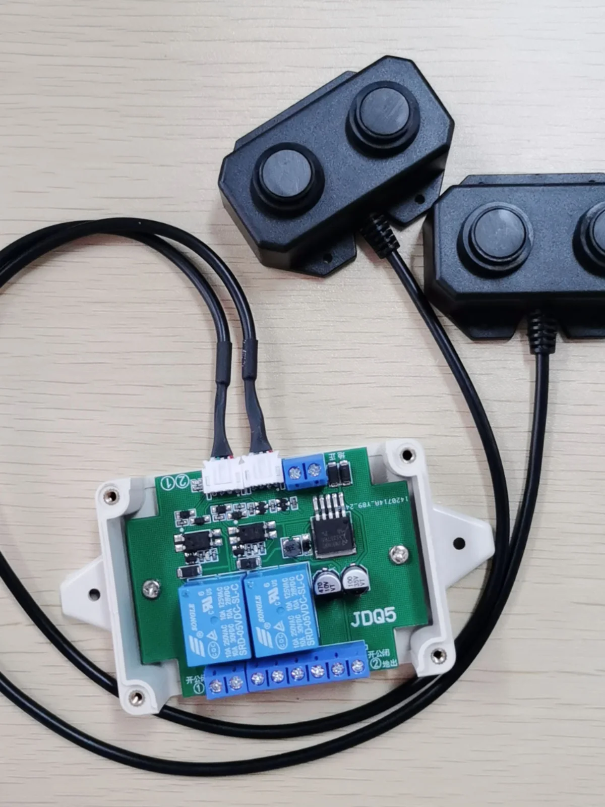 

Two-in-one ultrasonic ranging anti-fall robot photovoltaic cleaning robot dedicated security ranging sensor