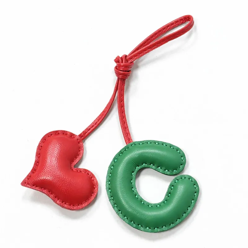 Llavero con colgante de piel de oveja auténtica para coche, accesorio con letras en inglés C y corazón, alfabeto, bolso, novedad