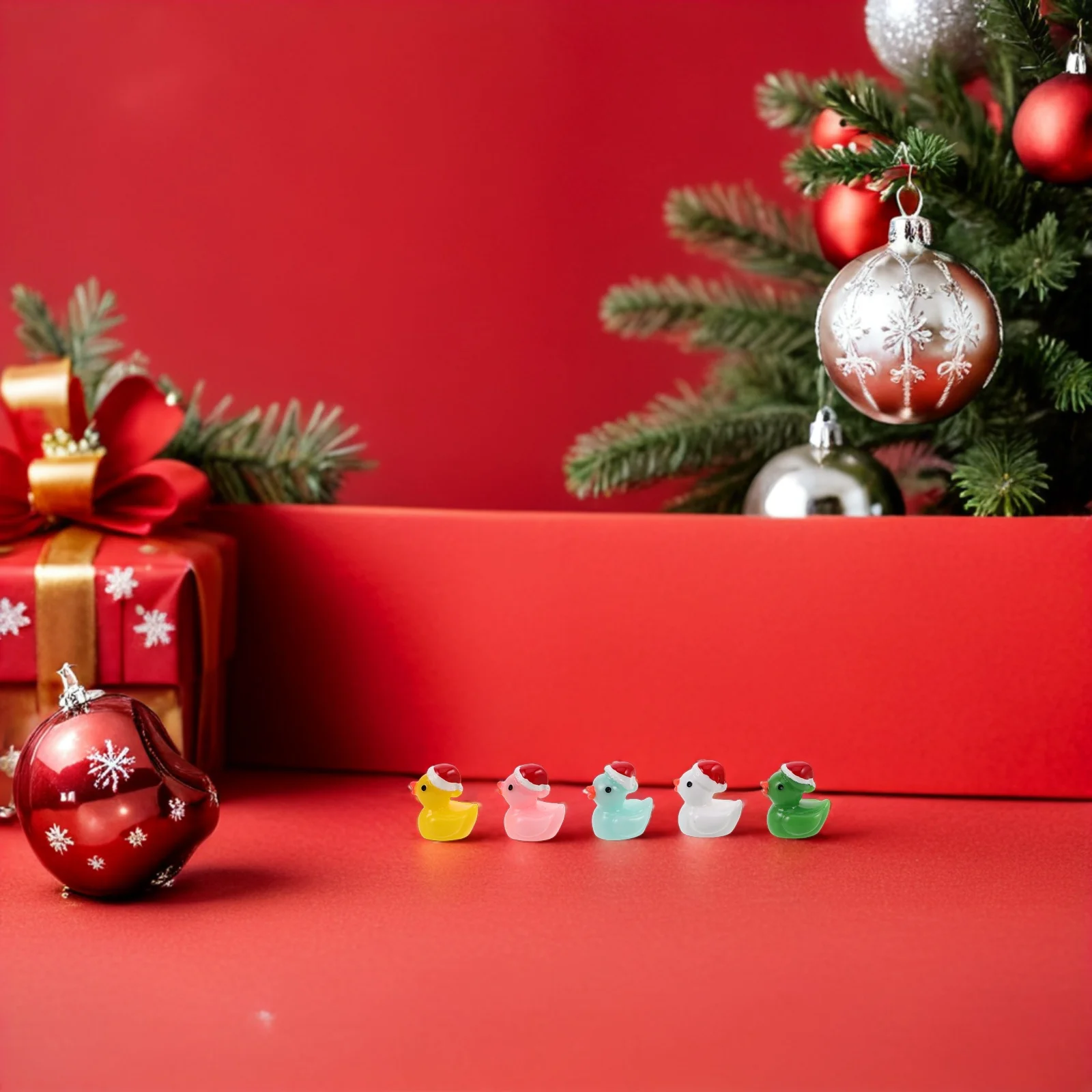 

50Pcs Christmas Hat Duck Resin Ornaments Miniature Decorations for Xmas Party Favors Fairy Garden Micro Landscape Desktop Car