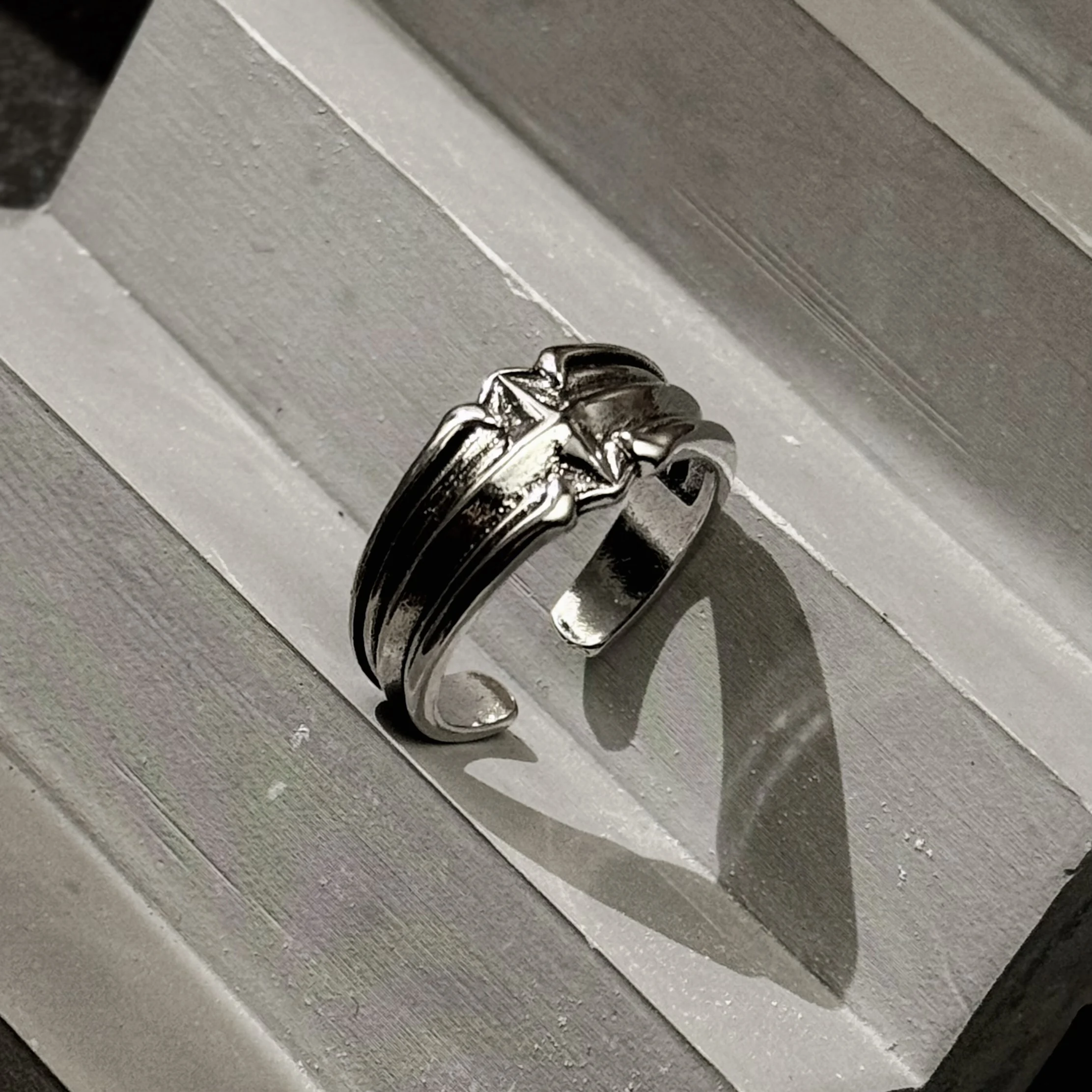 Retro „Astral“ Stern-Ring, verstellbar, offener Ring für Herren, versilbertes Messing, Punk, Gothic, edgy Schmuck, trendige Accessoires, Unisex-Geschenk – Detail 10