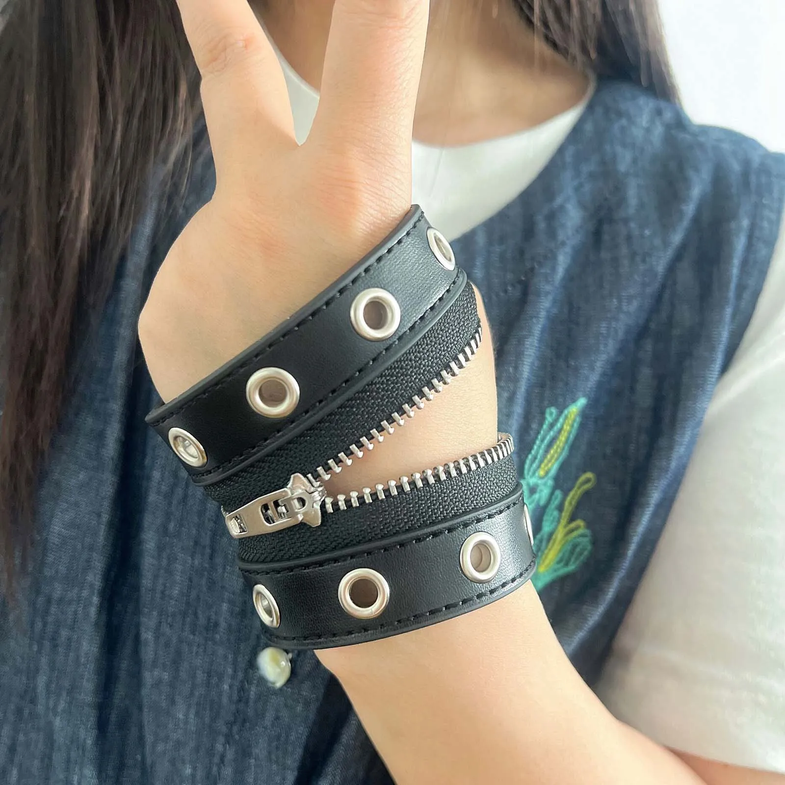 القوطية قابل للتعديل 6 سنتيمتر عرض الجلود سوار سستة الشرير برشام أساور مطوية الإسورة زر معصمه الرجال النساء الإكسسوارات