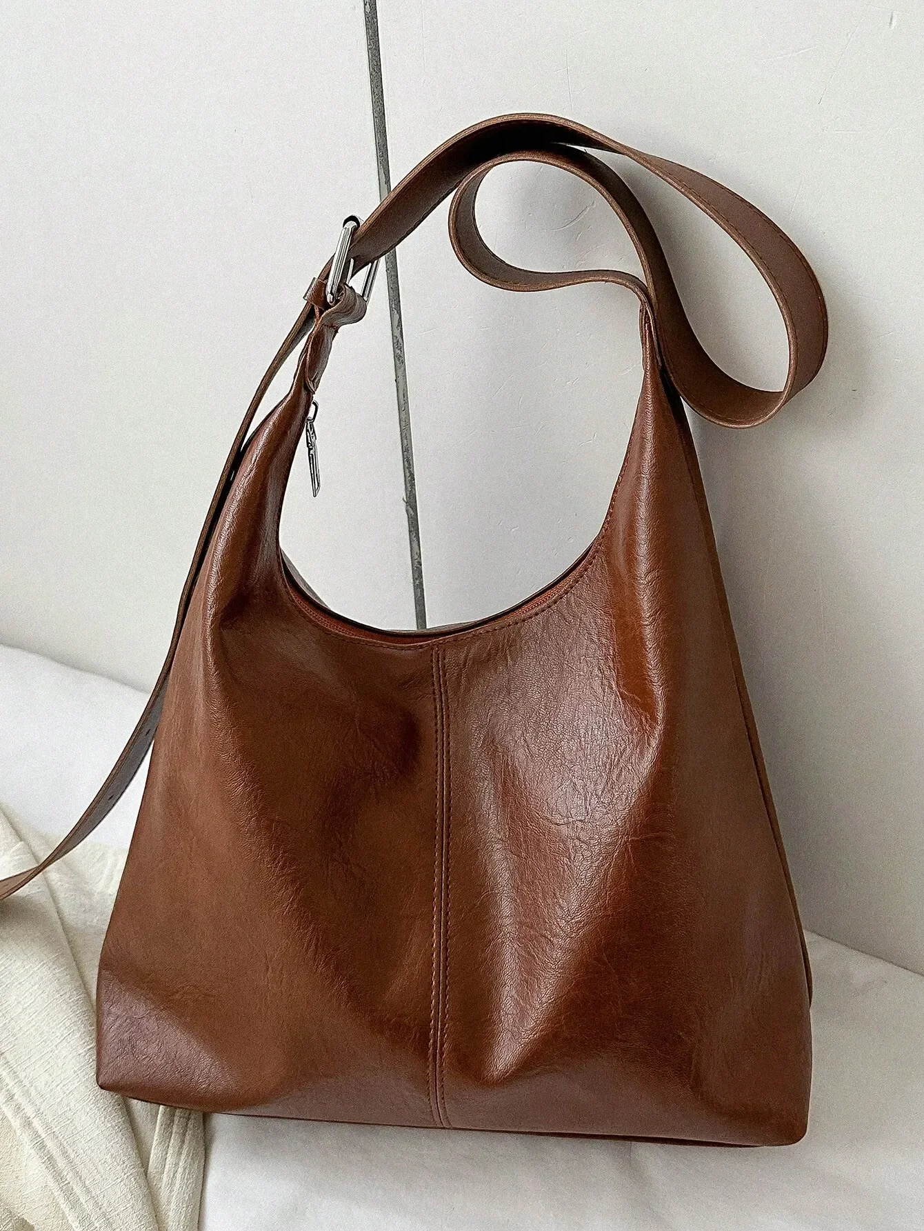 Vintage-Umhängetasche mit großem Fassungsvermögen für Damen mit weicher, solider Umhängetasche – Detail 23