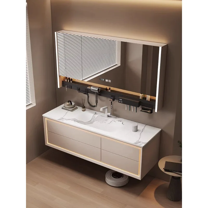 

Комбинированный шкаф для ванной комнаты с интегрированной раковиной из каменной плиты, изготовленной методом горячей гибки, и бесшовной столешницей из дуба.