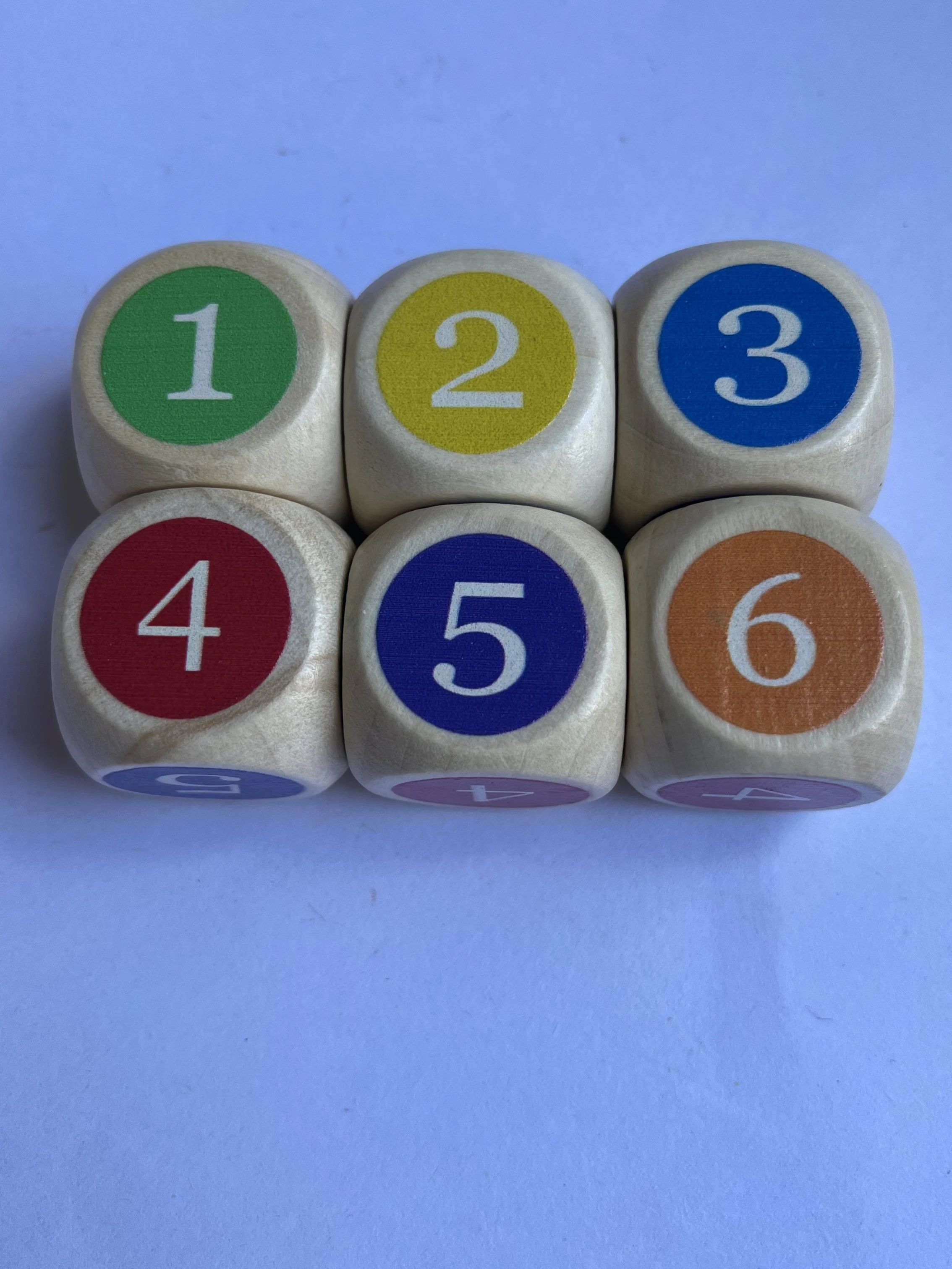dados-coloridos-de-educacao-infantil-pre-escolar-com-16-numeros-brinquedos-de-madeira-com-cantos-arredondados-para-jardim-de