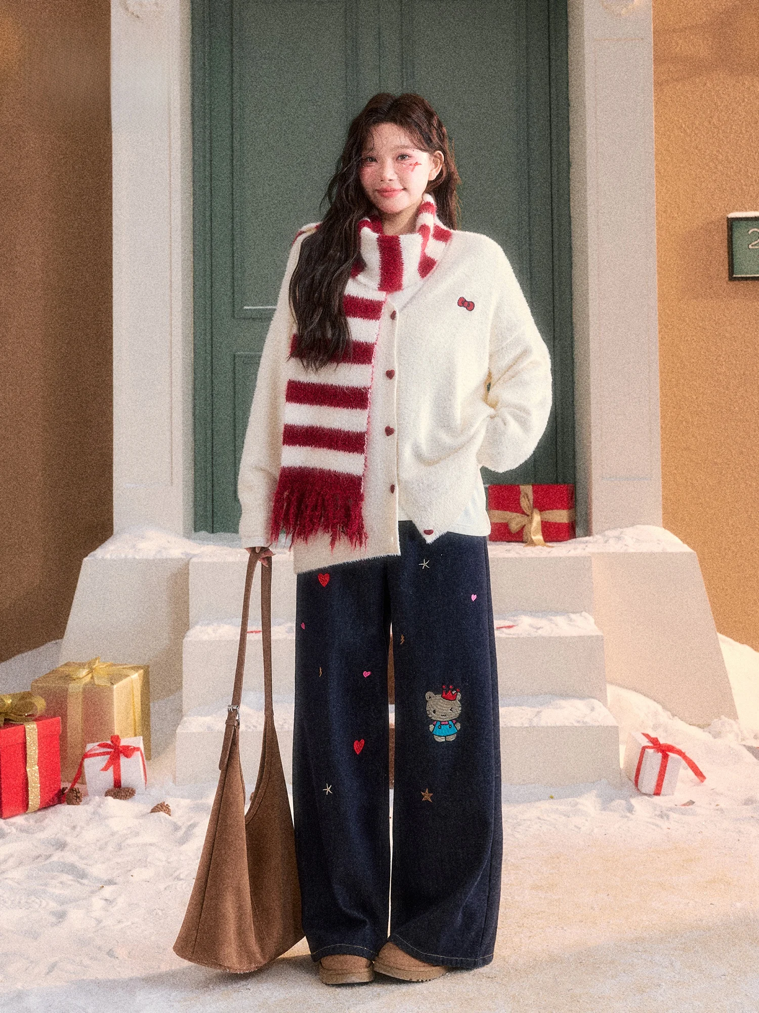 

Комплект: кимоно-свитер оверсайз и джинсы с высокой талией и широкими штанинами в бежевом цвете, корейский стиль для полных женщин