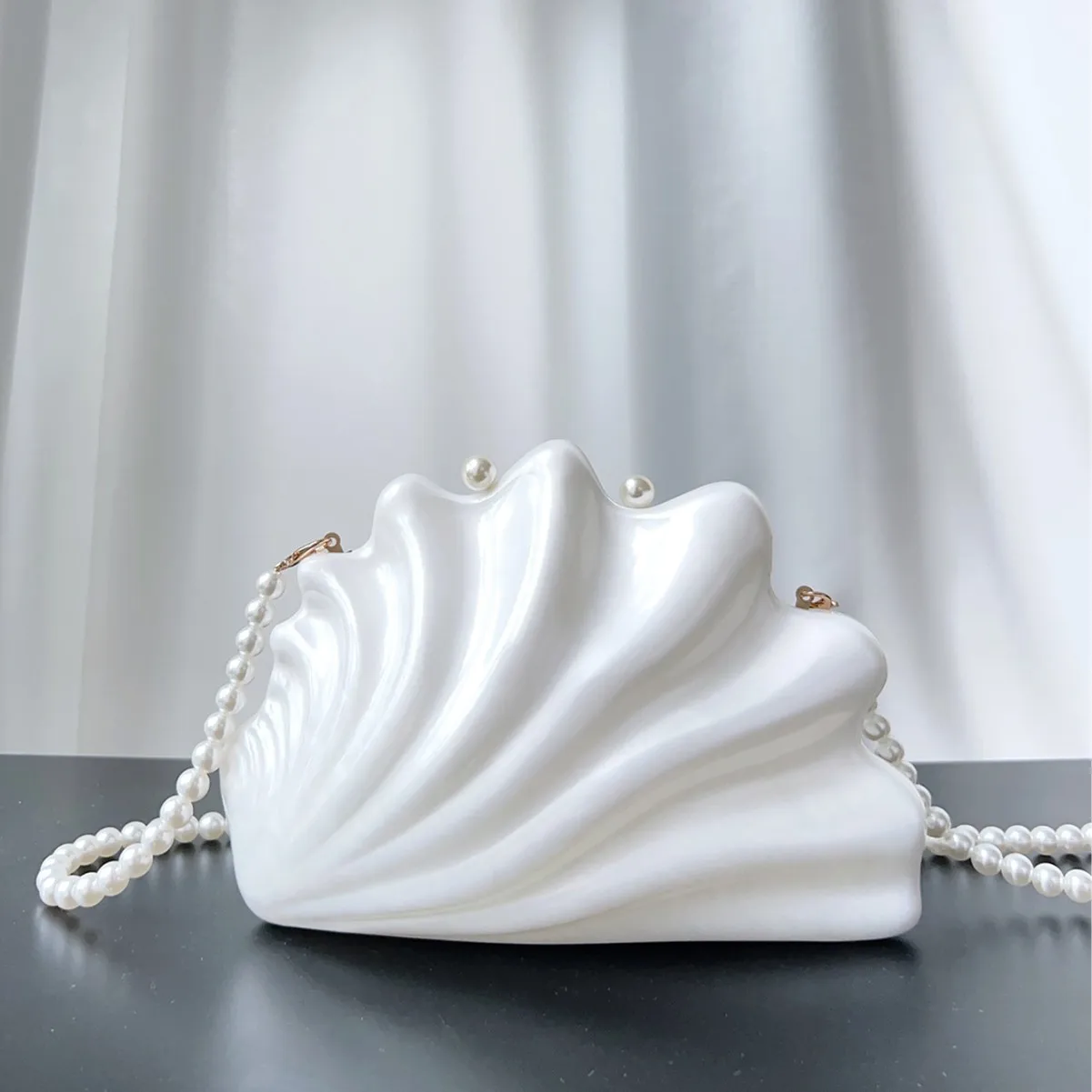 

2025 Акриловые белые сумки-клатчи в форме ракушки, женские дизайнерские вечерние милые сумочки, белая сумка-ракушка, сумка на плечо с цепочкой, пляжная сумка