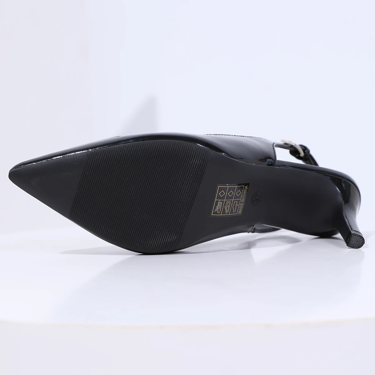 حذاء نسائي جديد لعام 2025 بإبزيم معدني على شكل مثلث بمقدمة مدببة وكعب عالٍ من الجلد اللامع وكعب هريرة، حذاء أنيق للحفلات المكتبية بكعب ستيليتو