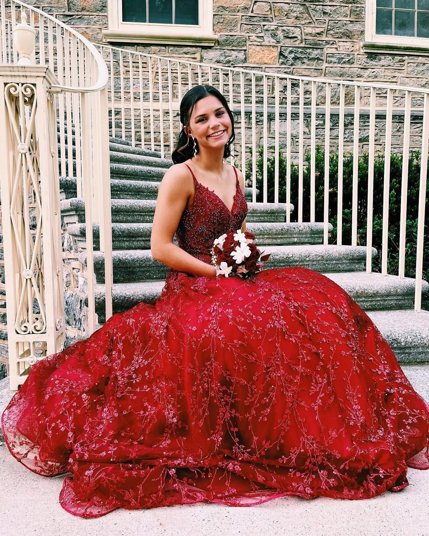 فساتين Quinceanera للحفلات الراقصة الدانتيل والتطريز السباغيتي حزام الخامس الرقبة الكرة ثوب Quinceanera