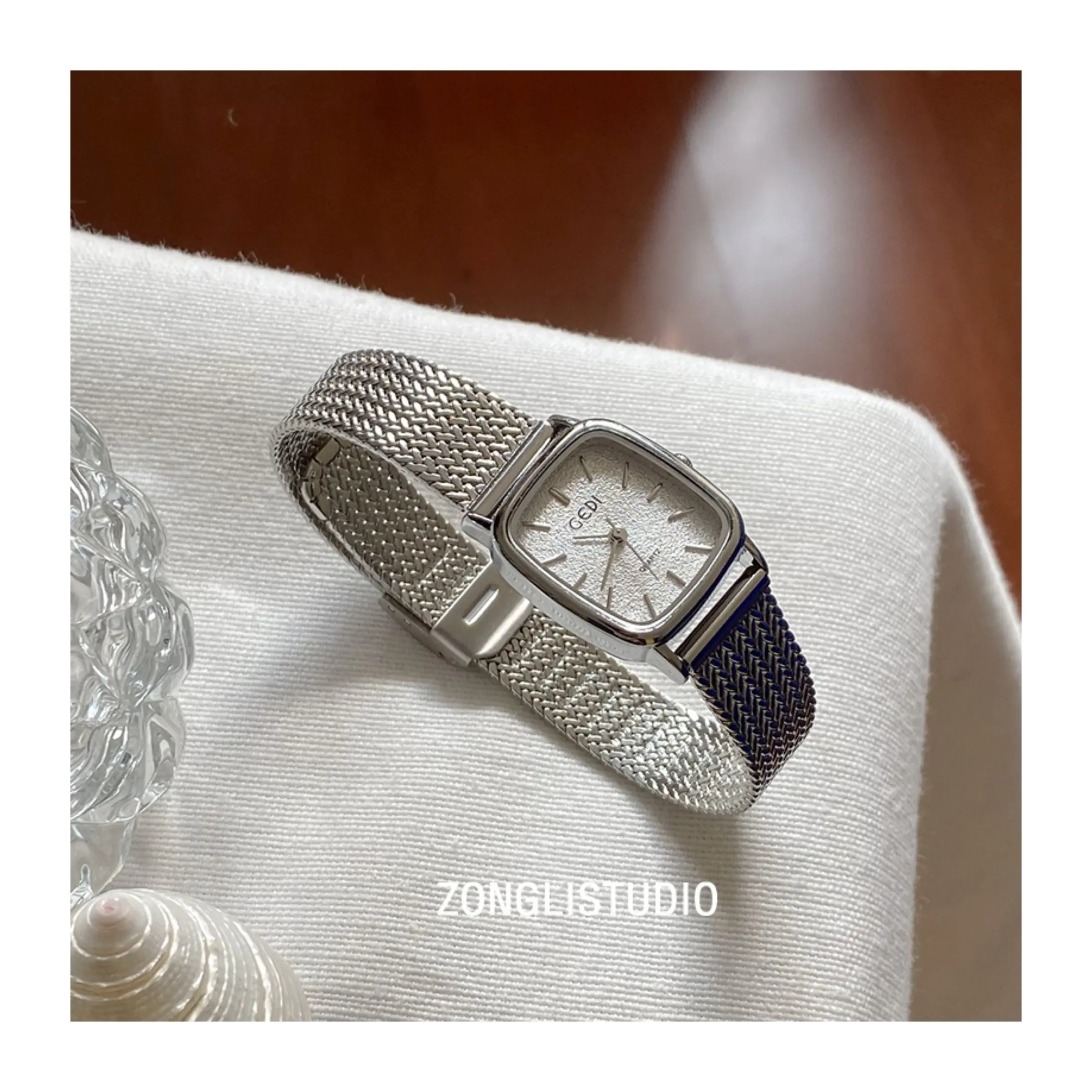 

New Vintage-Style Square Watch For Women Elegant And Versatile With A Sophisticated Mesh Strap And Small Dial A Unique Timepiece