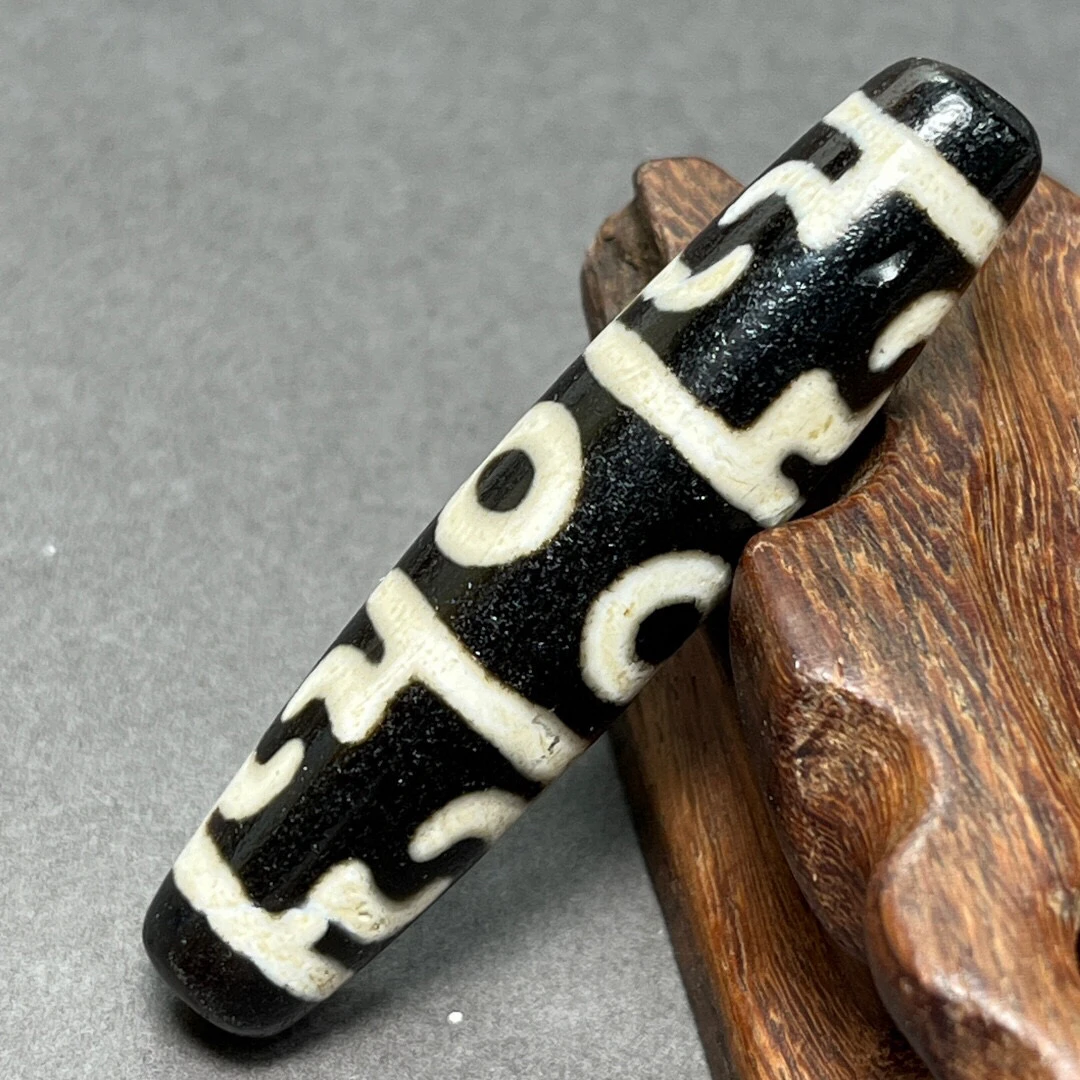 Weathered horseshoe pattern old medicine pit lotus master magic weapon dzi bead pendant agate black and white dzi bead pendant l