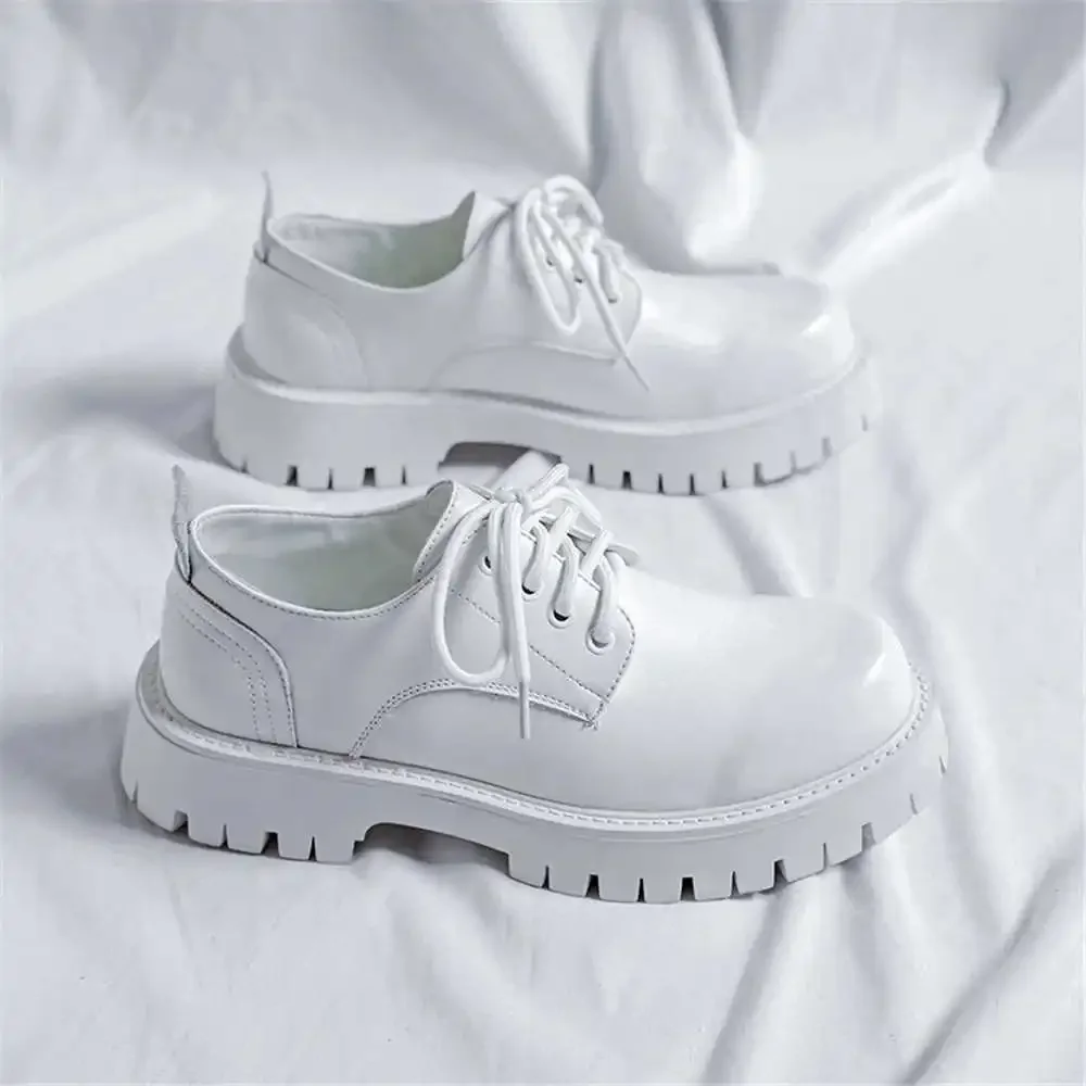 Stivale bianco semi formale di piccole dimensioni Skateboarding Sneakers di alta qualità Uomo Cool Han Scarpe da uomo Corridori sportivi Interessanti