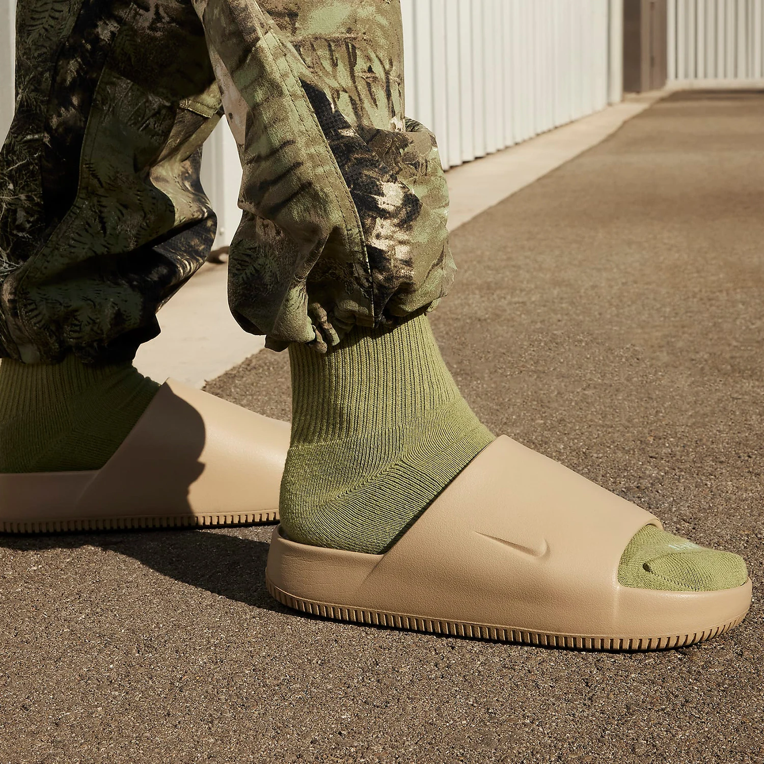 

Оригинальные мужские шлепанцы Nike Calm Slide на легкой толстой подошве FD4116-201