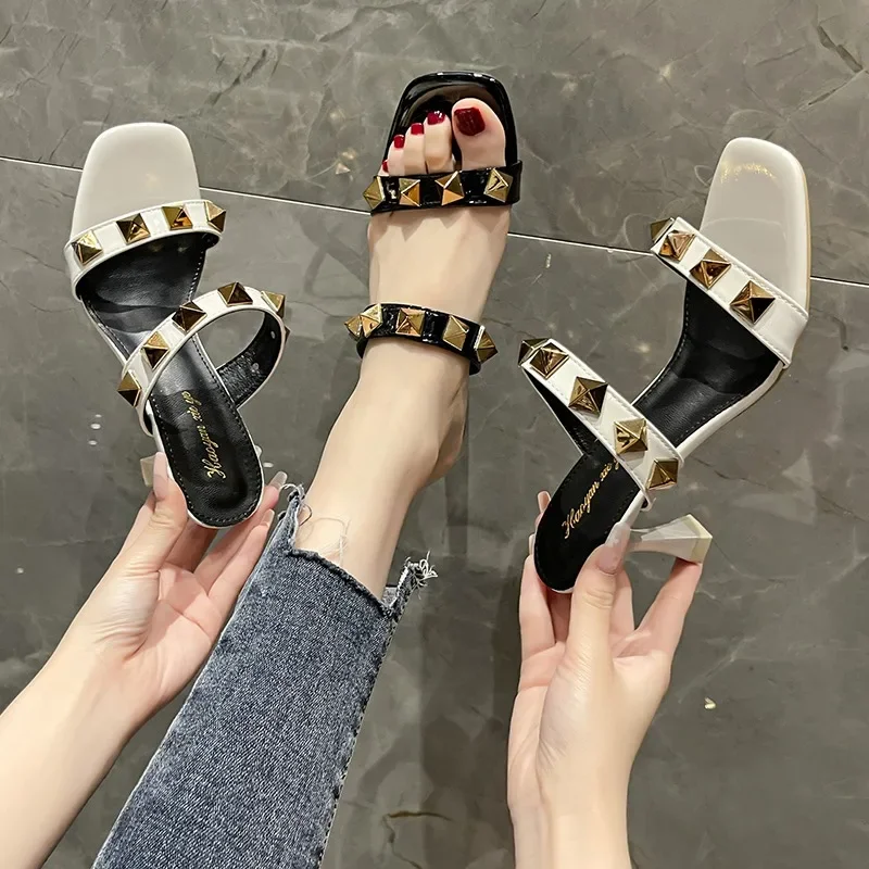 Zapatos de mujer de tacón fino con arrastre plano, novedad de verano 2023, estilo de moda, sandalias de tacón alto antideslizantes con remaches de sensación de alta gama para mujer