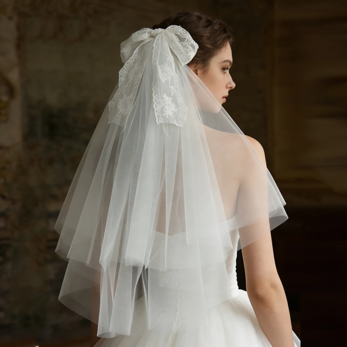 SLBRIDAL Zweilagiger Weißer Brautschleier mit Schleife und Perlen, Hochzeitsschleier mit Kamm, Brautkleid-Accessoire für Damen – Detail 3