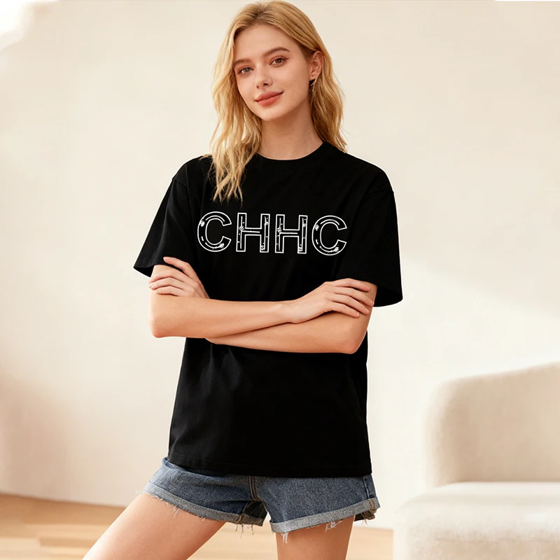 Camiseta CH com letras texturizadas 100% algodão, ajuste confortável, design de impressão exclusivo, top casual unissex para uso diário