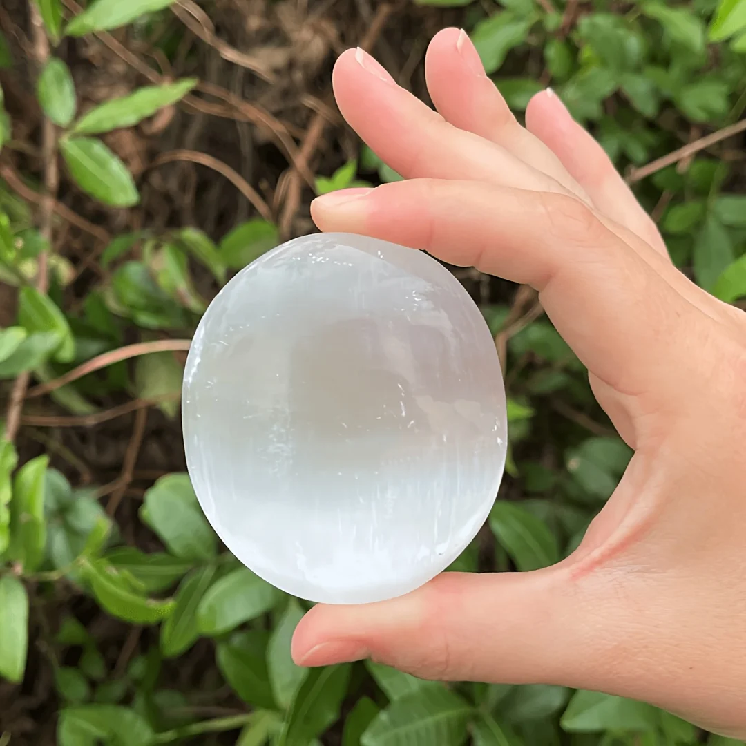 1pc 6cm Selenite Palm Stone with Carry Pouch, Soap Stone Shape Oval, Smooth Polished Selenite Crystal