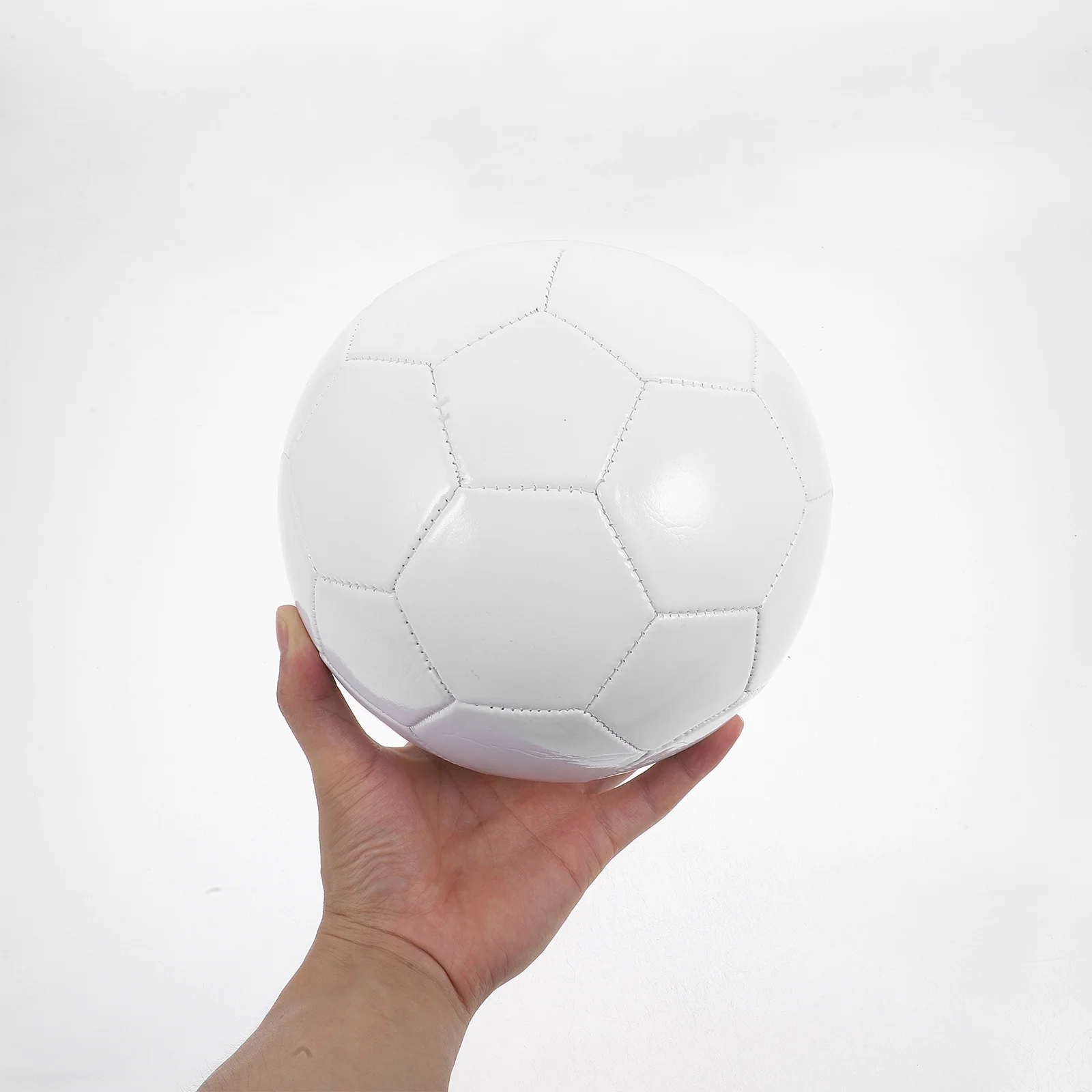 كرة قدم فارغة غير مكتملة باللون الأبيض يمكنك صنعها بنفسك لرسم الرسم وتلوين الحرف اليدوية ومشروع فني على الجدران للبالغين