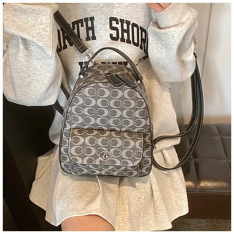 حقيبة ظهر فاخرة بلونين لعام 2025 للنساء بسعة كبيرة وحزام كتف قابل للتعديل ومقبض علوي لأساسيات العمل والسفر الأكثر مبيعًا