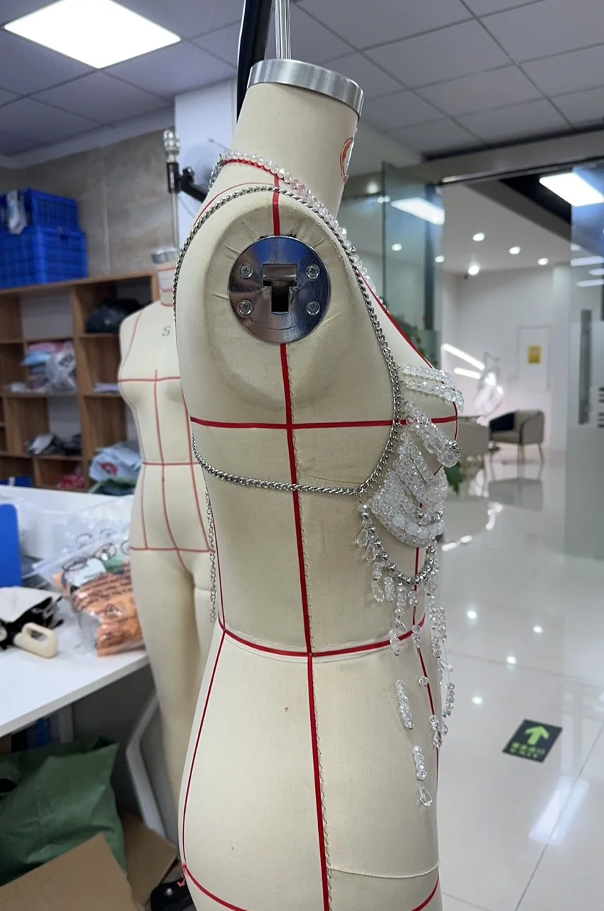 الرسن سترة المرأة بلا أكمام مفتوحة الظهر سليم صالح كريستال مطرز الأعلى الخروج القمم للنساء موضة عادية الرسن الرقبة تانك القمم