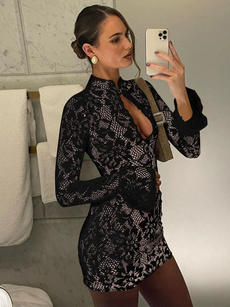 Modna sukienka mini z koronką, z wycięciami, rozkloszowanymi rękawami, idealna na wieczorne przyjęcia, elegancka, dopasowana, prześwitująca, do klubu nocnego.