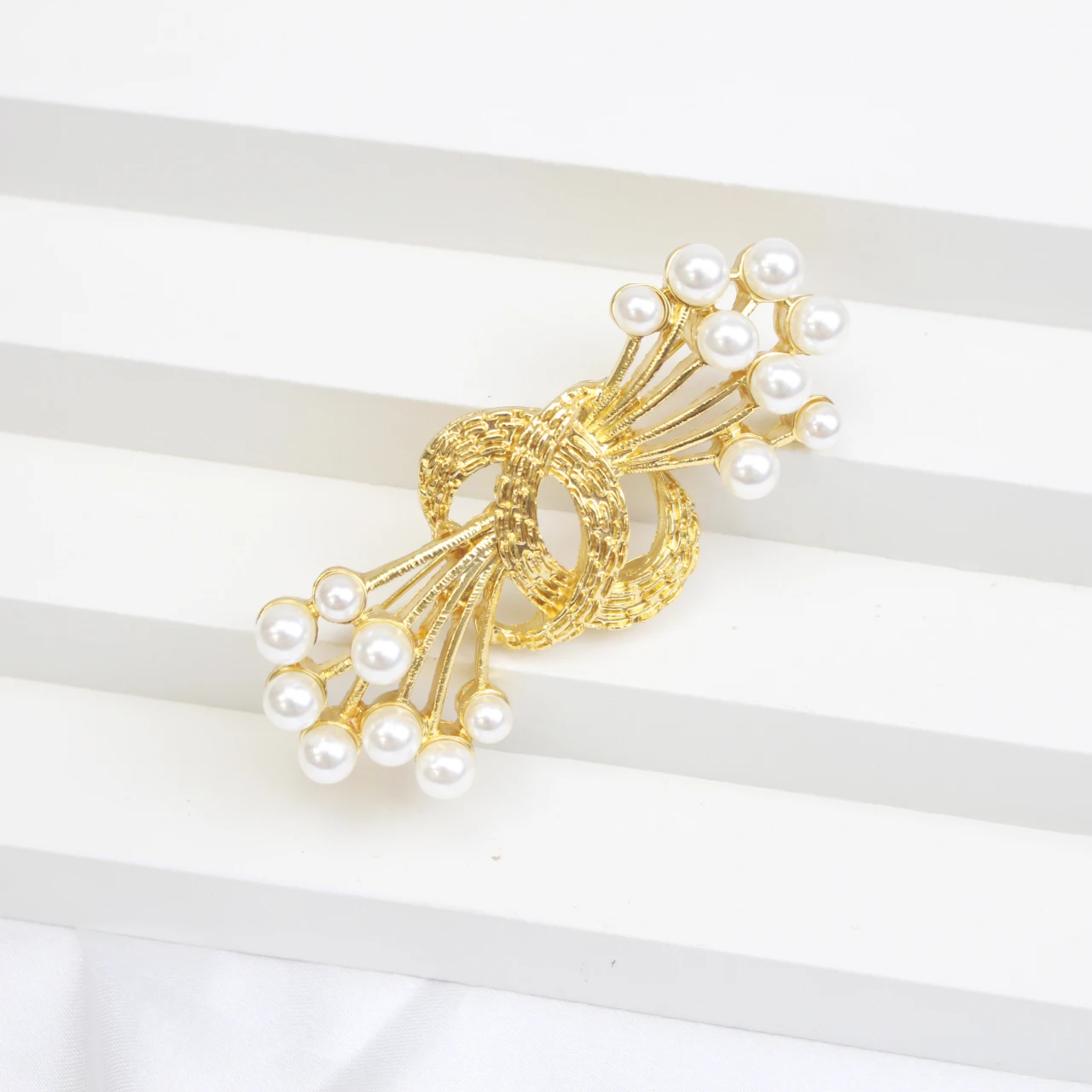 

Bowknot brooch, fashionable, simple and exquisite brooch, a temperament-enhancing accessory.