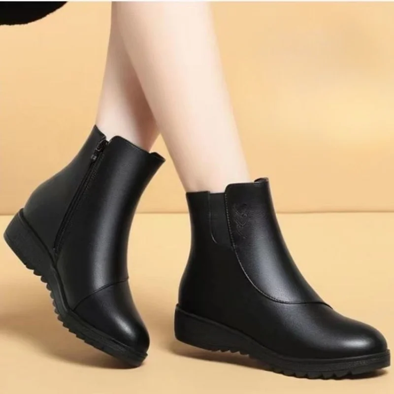 أحذية ثلج قصيرة عصرية ومتعددة الاستخدامات لعام 2026 للأمهات-خريف/شتاء، نعل سميك، مبطنة بالصوف، أحذية قصيرة مسطحة دافئة للغاية