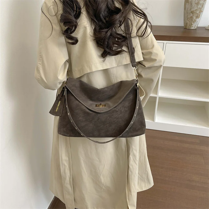 Retro-Damen-Umhängetasche im koreanischen Stil mit Schlossschnallen-Design, Trendige Tragetasche mit großem Fassungsvermögen aus PU-Leder, Unterarmtasche – Detail 10