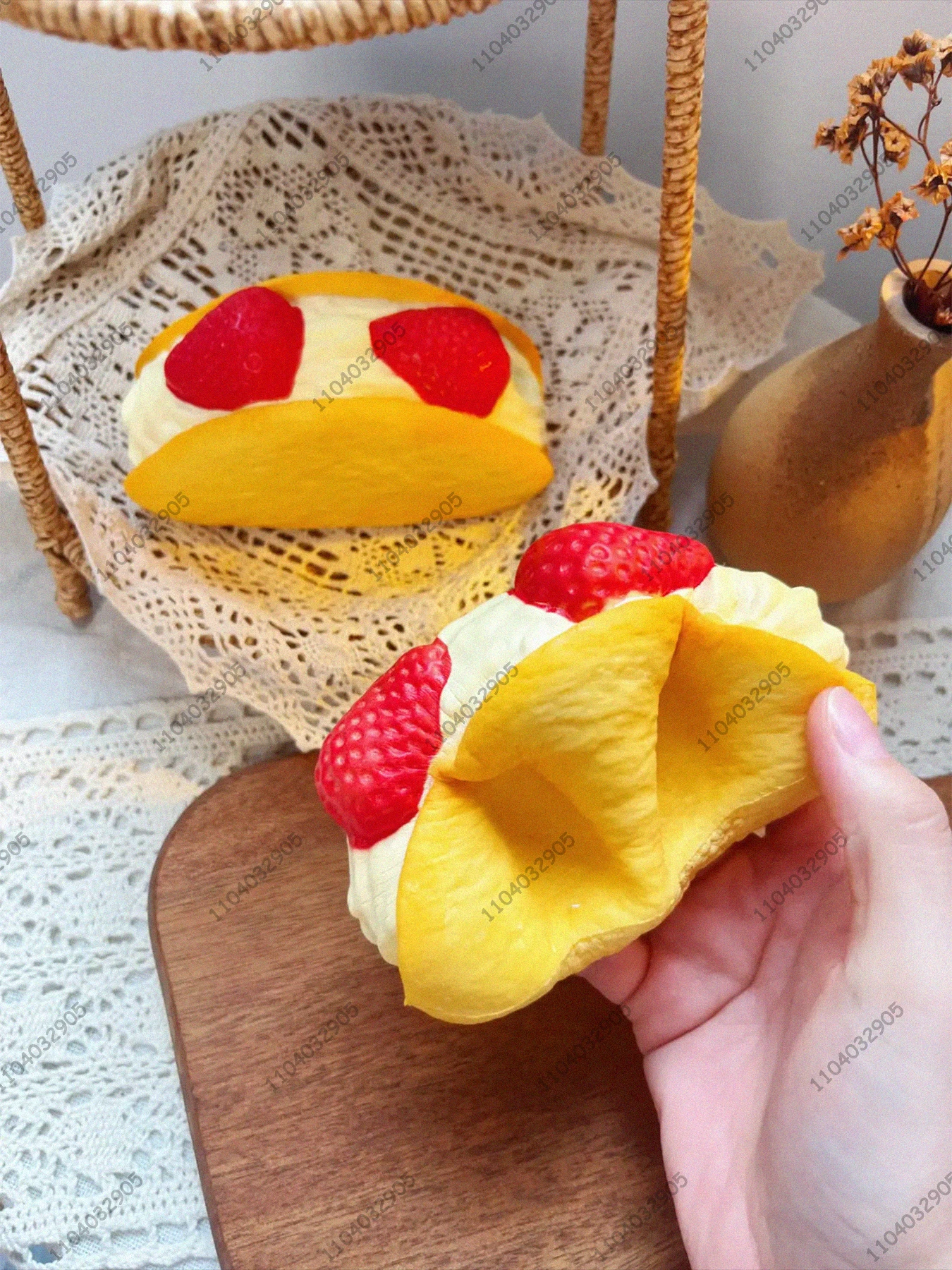 ของเล่นบีบคลายเครียดรูปขนมครัวซองต์ราสเบอร์รี่ บีบแล้วคืนตัวช้า รสสตรอว์เบอร์รี่ครีมโรล