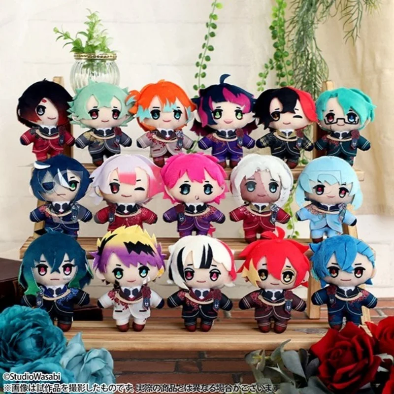 

Демон Батлер и Черная кошка продает плюшевые игрушки, подвески и украшения на вечеринке Токио. Они в наличии и подарок