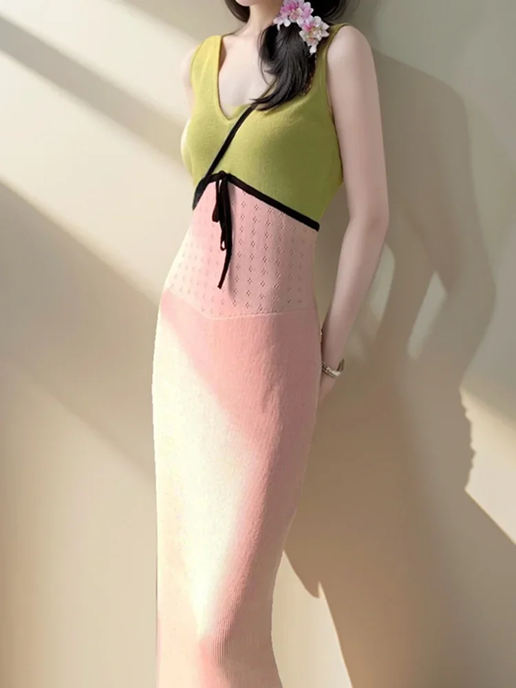 2024 Erdbeer-Spleiß-Farbkontrast-Strickkleid für Damen im Sommer, hohe Taille, schlankmachendes Design, Tank-Top-Rock