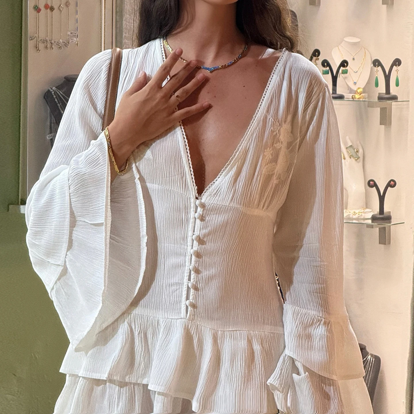 SUCHCUTE Boho Französisches Urlaubs-Minikleid für Damen mit tiefem V-Ausschnitt, Stickerei, Glockenärmeln, Knopfleiste vorne und doppellagigem Rüschensaum. – Detail 17