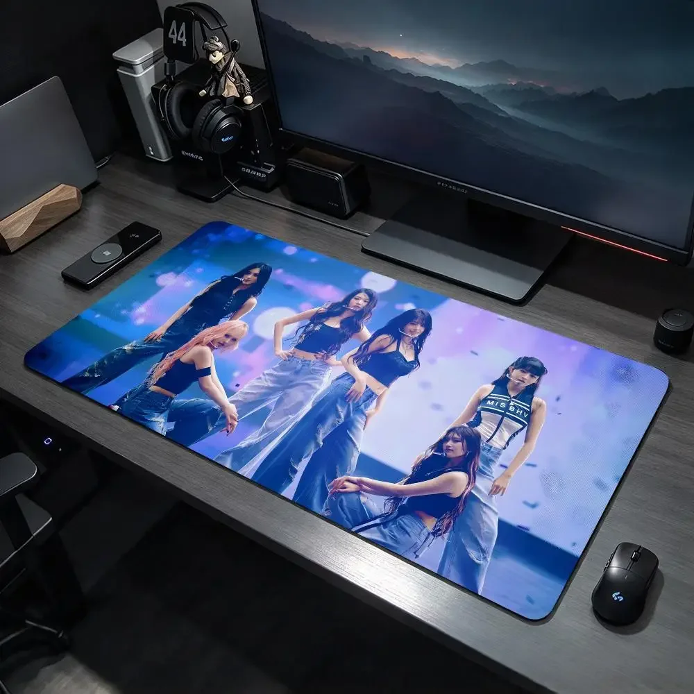 Kpop Group I-ILLIT Mouse Pad Large Gaming Mousepad Desk Mat Non Slip Bottom Featuring Stitched Edges