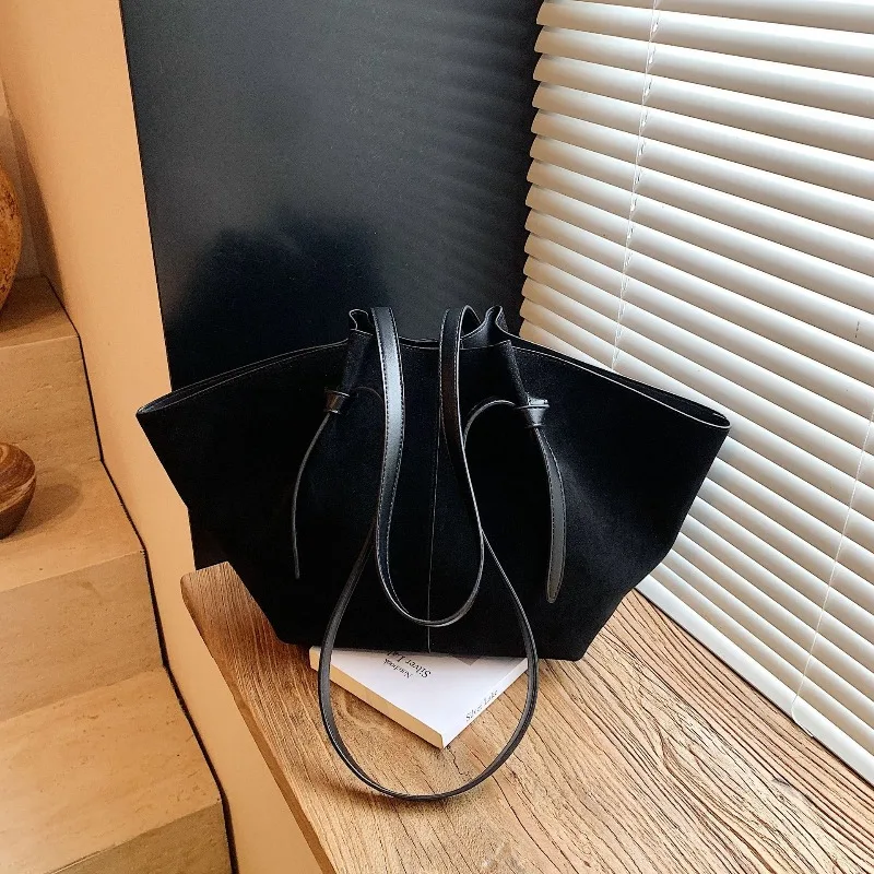 Tas tote baru yang populer tahun ini dengan desain unik, tas wanita simpel berlubang, tekstur untuk aktivitas sehari-hari bagi wanita