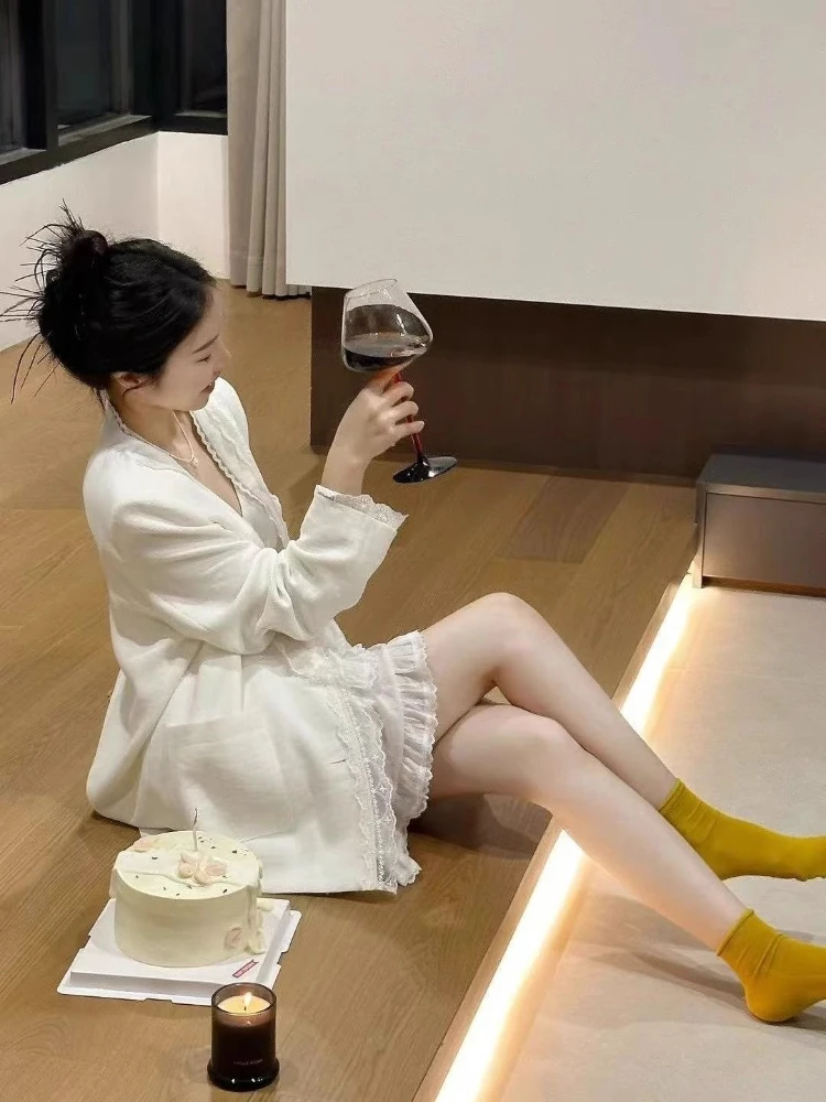 

Новый весенний комплект из двух предметов в стиле «маленький аромат»: женский высококачественный белый кружевной жакет и универсальная короткая юбка с высокой талией.