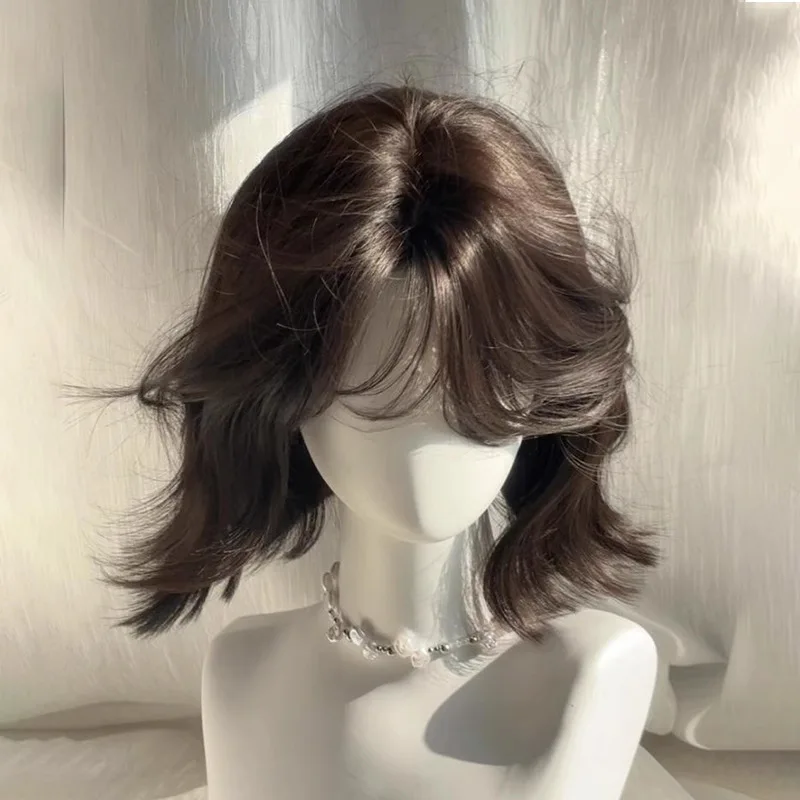 

Женские короткие волосы, короткие кудрявые пряди, естественный челка, ежедневная волнистая прическа. Это праздничный подарок для подруг, друзей и семьи.