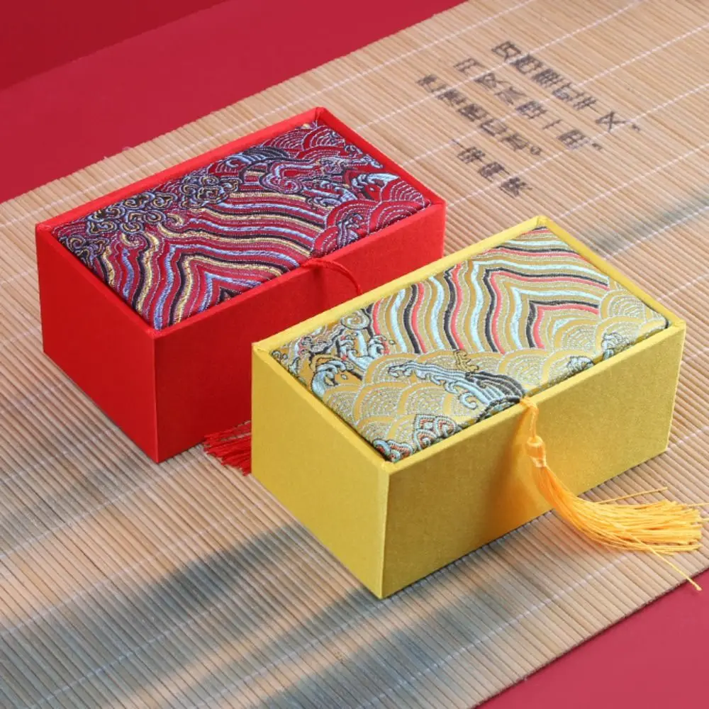 

Элитная шелковая шкатулка для украшений в китайском стиле, ретро-бокс для браслетов, большая вместимость, с кисточками, для хранения и демонстрации ювелирных изделий