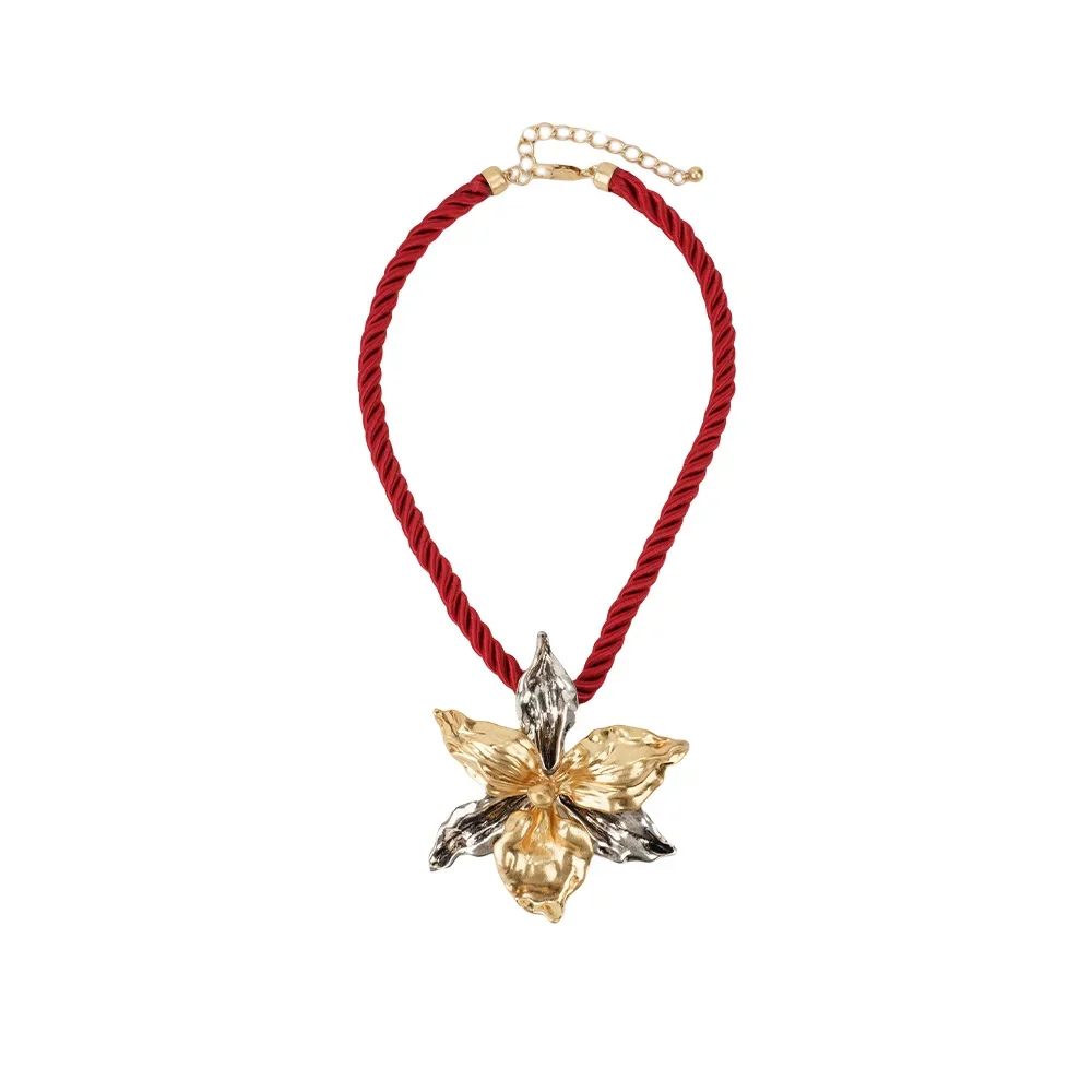 Collana con ciondolo a forma di fiore, ciondolo in acciaio inossidabile, design con corda rossa regolabile, regalo di compleanno, bellissimi accessori