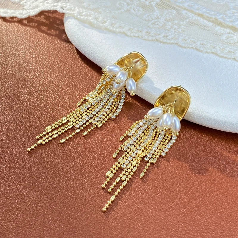 French light luxury fashion metal pearl full zirconium fringed earrings, personalized versatile super flash earrings for women