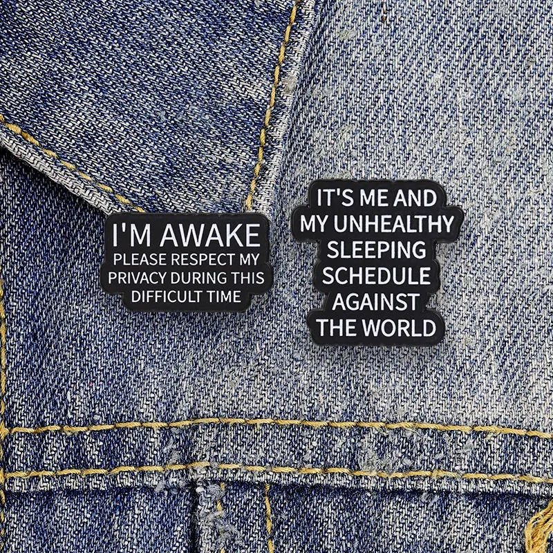 Schwarzer Text-Meme-Emaille-Anstecker „Ungesunder Schlafplan und ich bin wach“, lustiger Insomnie-Humor, Metallbrosche für Nachtschwärmer – Detail 2