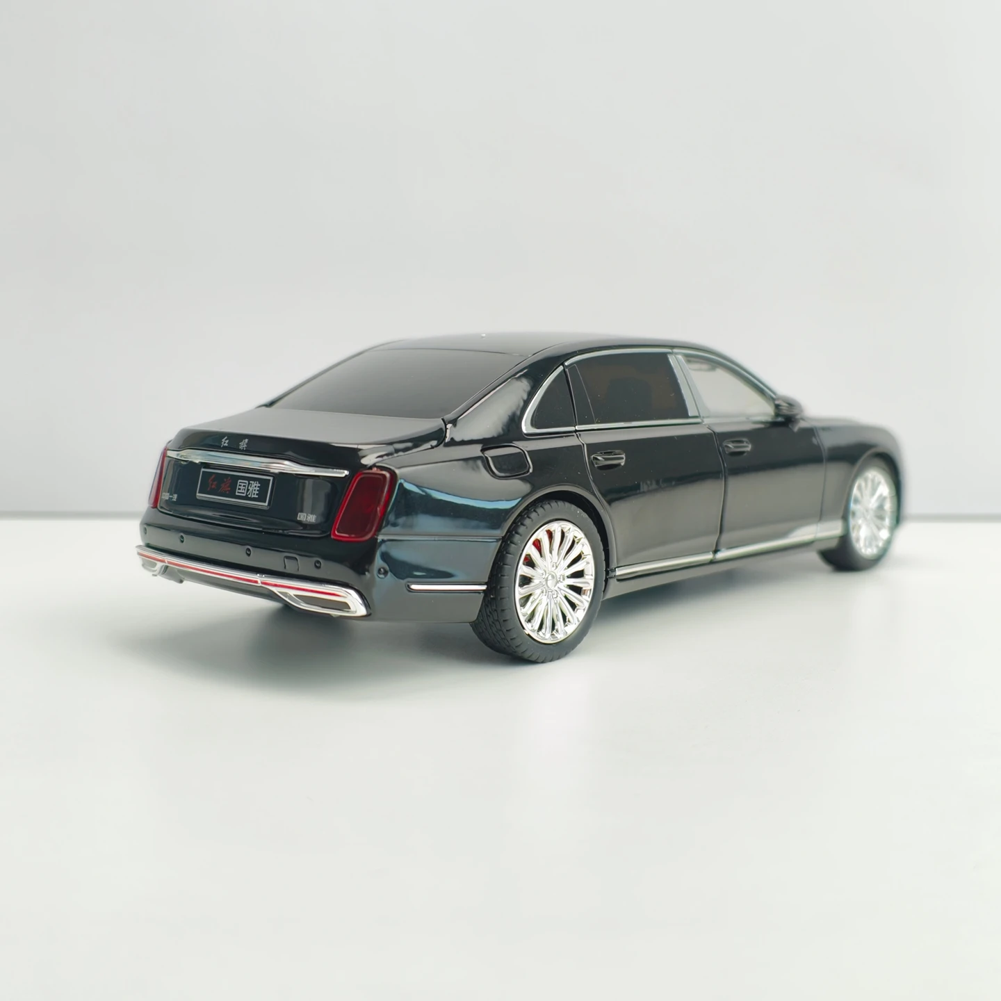 1: 24 simulation Hong Qi Limousine alloy car model, doors and engine hood, trunk can be opened with sound and light gifts
