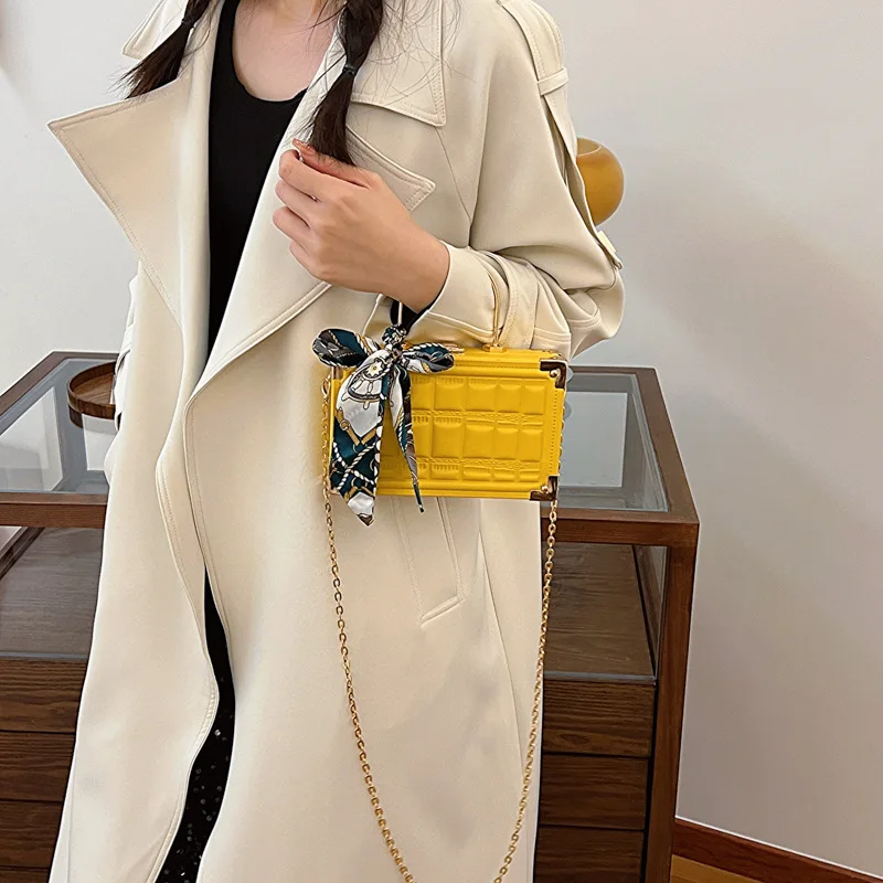 

‌ Стеганая квадратная сумка из искусственной кожи зимы 2025 года с шарфом с бантом, текстурированная сумка через плечо для женщин