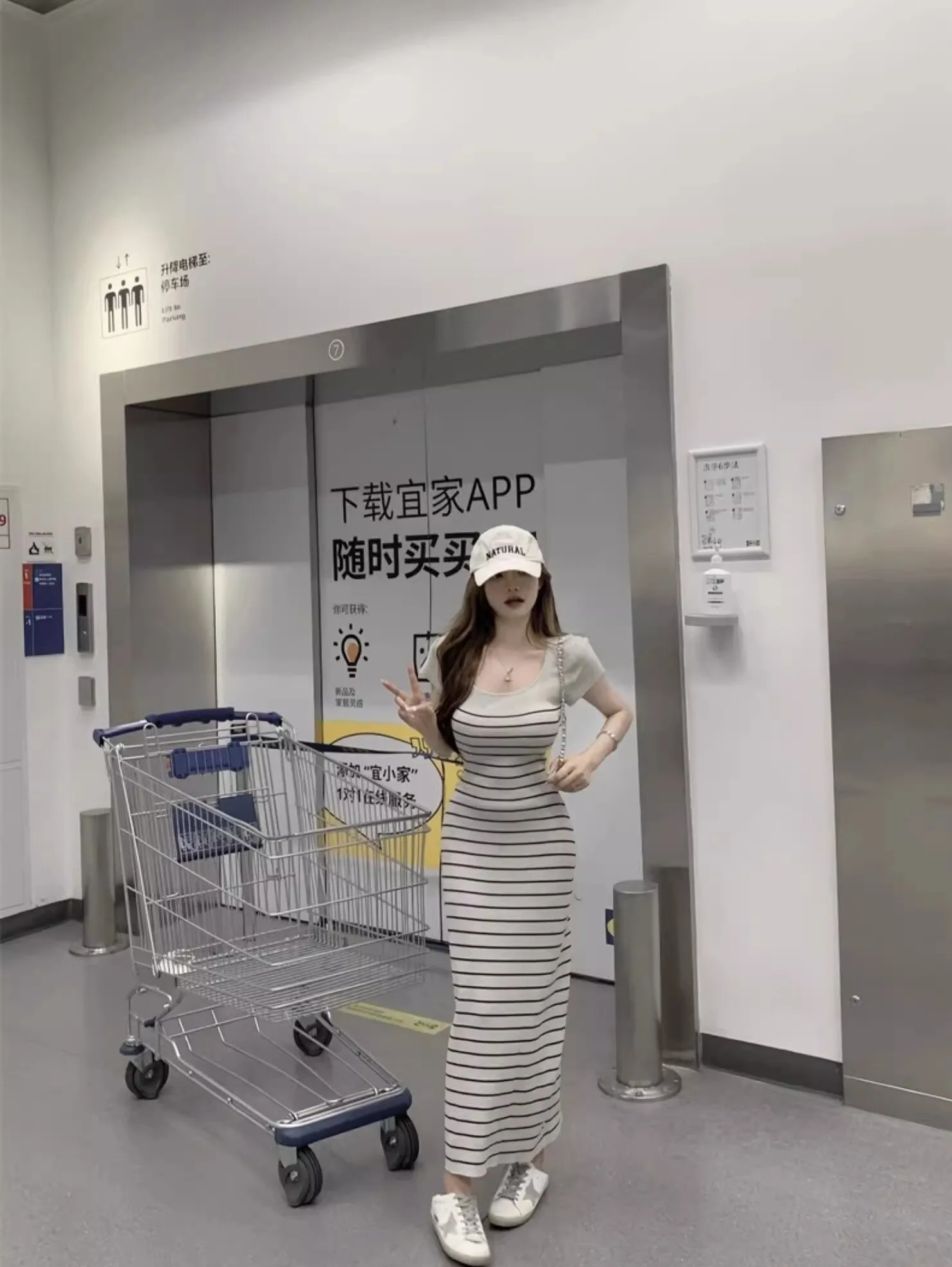 Gestreiftes Kurzarm-Strickkleid T-Shirt Damen Sommer Neuer koreanischer Stil Kontrastierender quadratischer Kragen Slim Fit Kurze Kleider