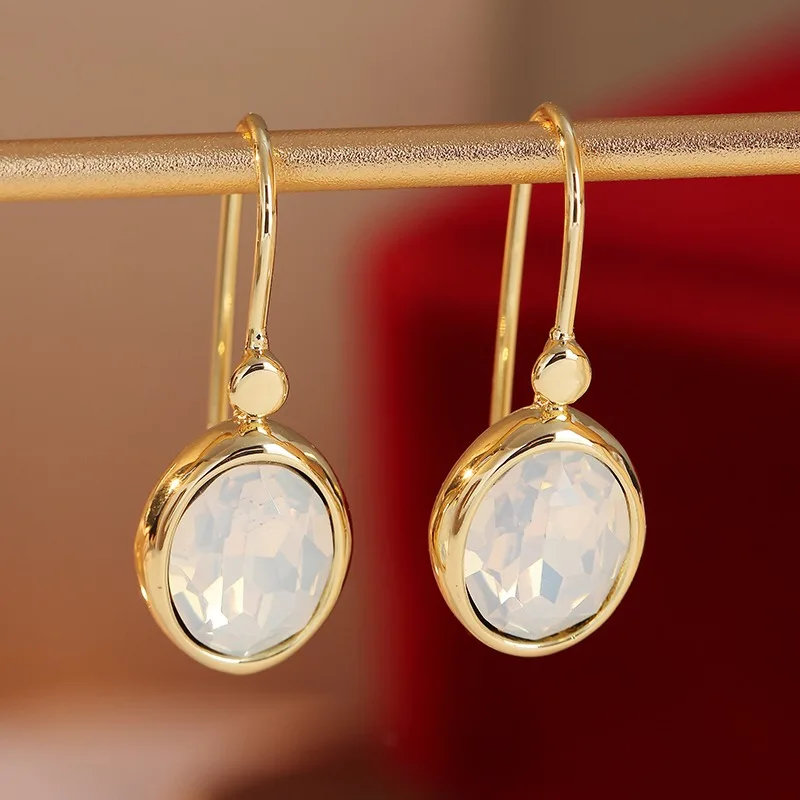 Vintage Ohrringe mit eingelegten weißen Steinen für Damen, trendige goldfarbene geometrische Ohrringe für den Alltag, Party-Schmuck, Jubiläumsgeschenk – Detail 1