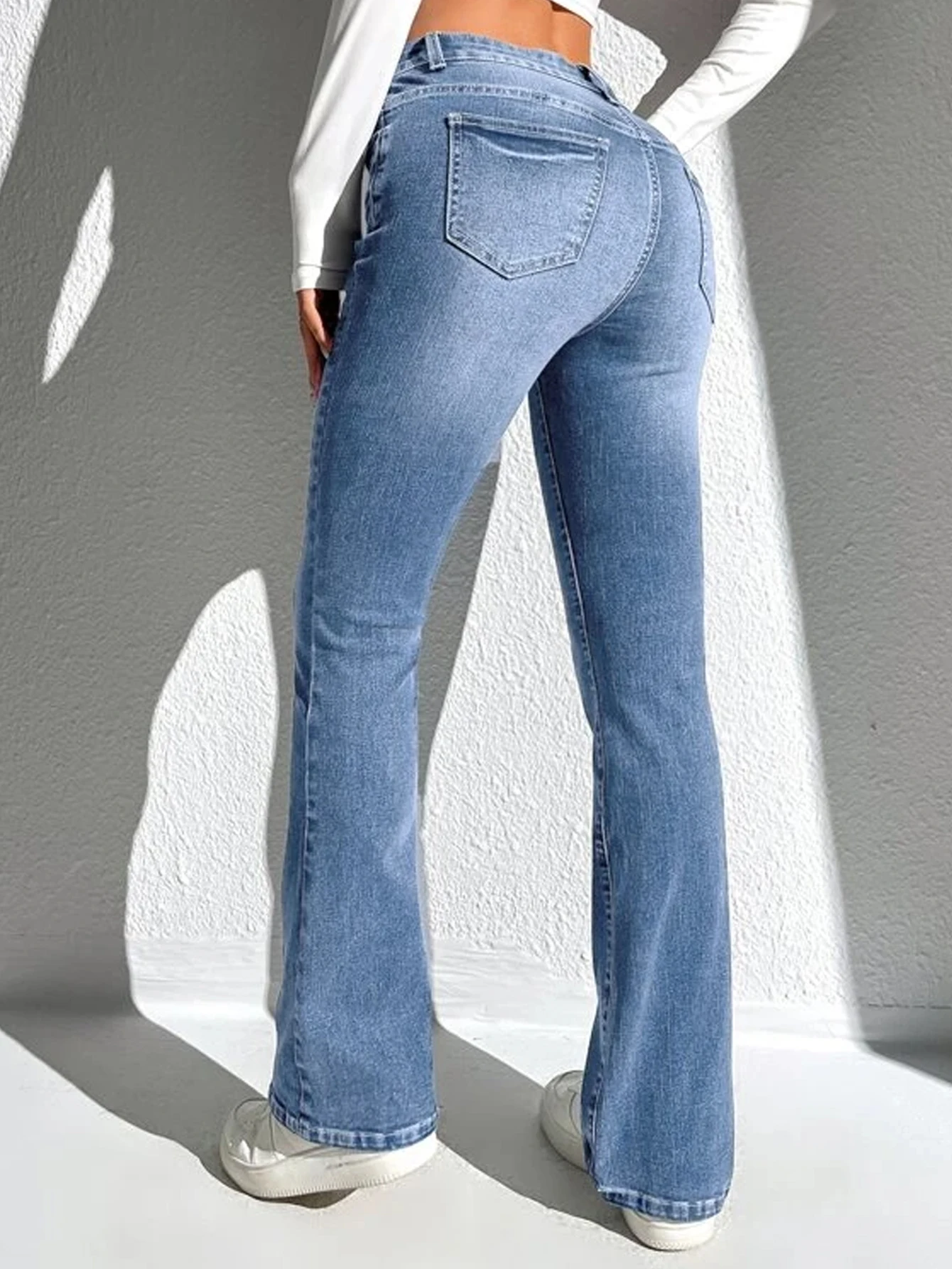Jeans da donna con fondo a campana, pantaloni semplici in denim svasato a vita alta, pantaloni larghi da donna con design a tasche
